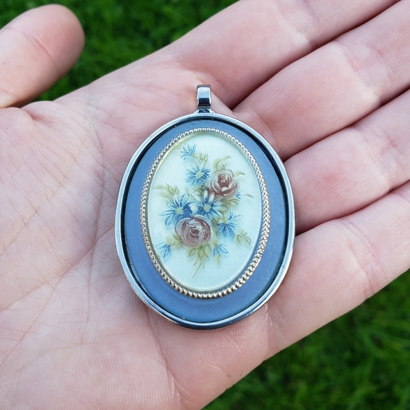 Vintage Porcelain and Glass Floral Cameo Pendant - Picture 2 of 3
